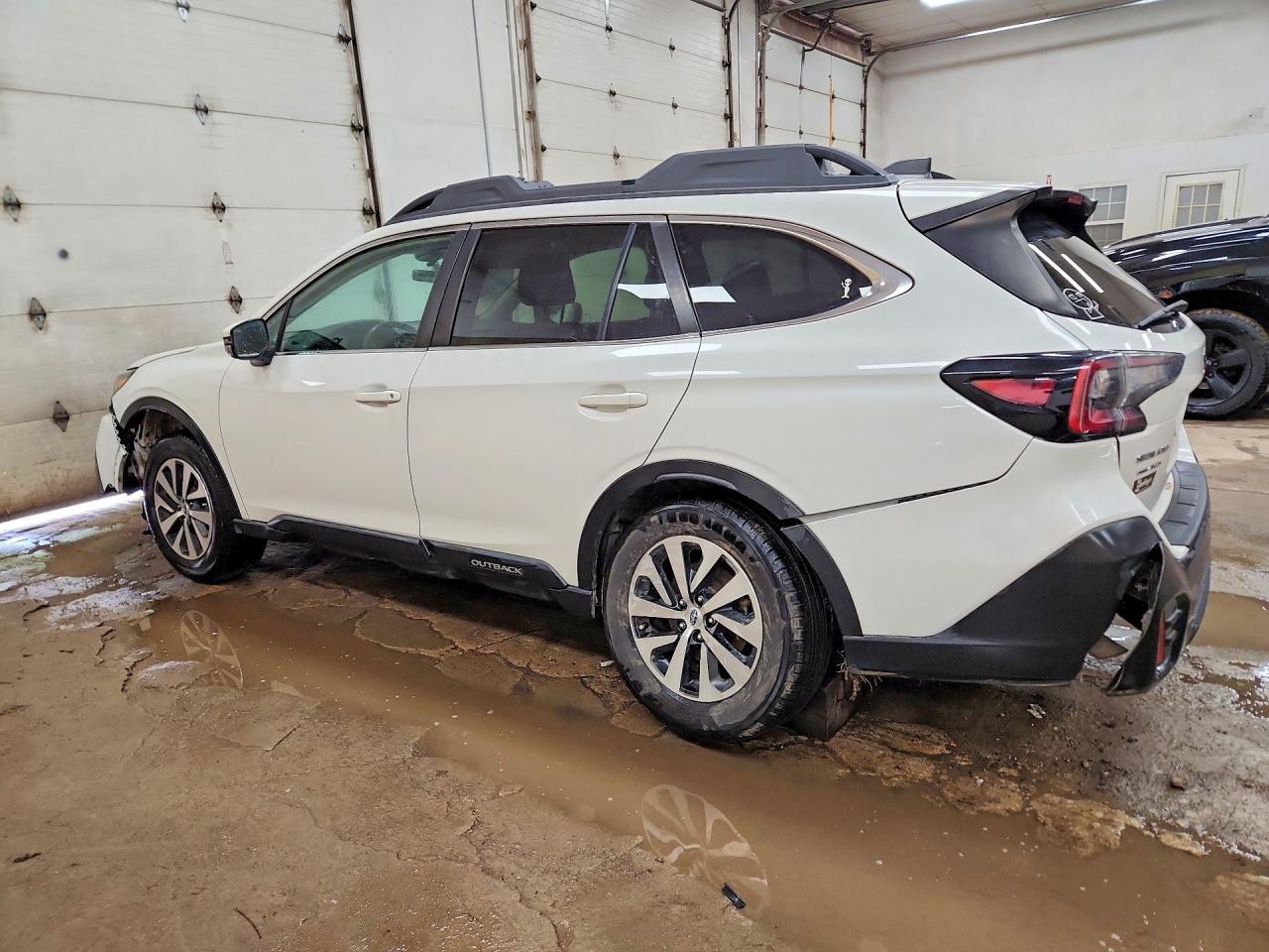 2020 Subaru Outback Premium - Фото 2