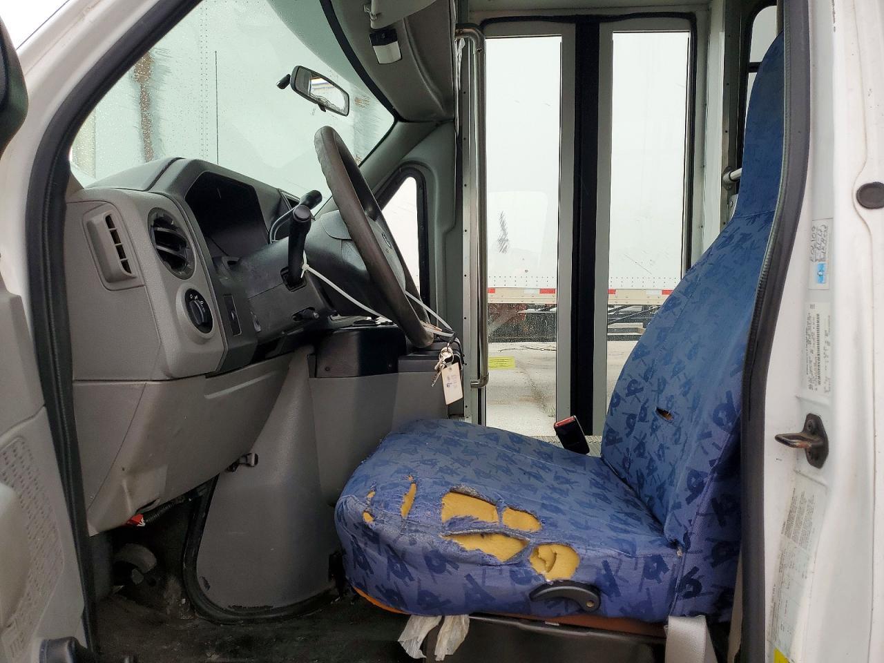 2013 Ford E450 Shuttle Bus - Image 7