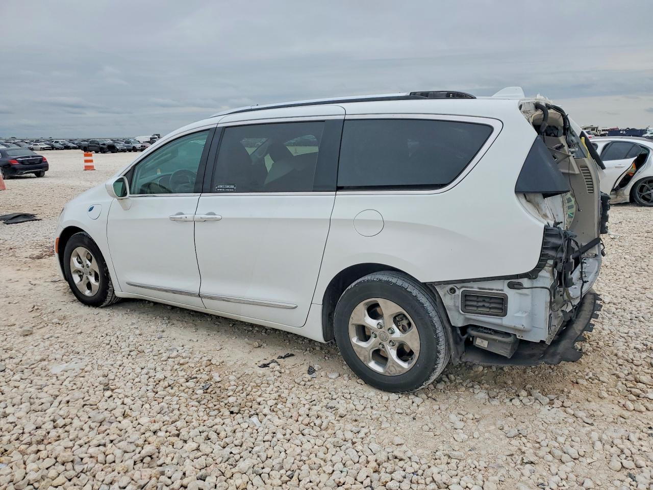 2018 Chrysler Pacifica Hybrid Touring L - Image 2