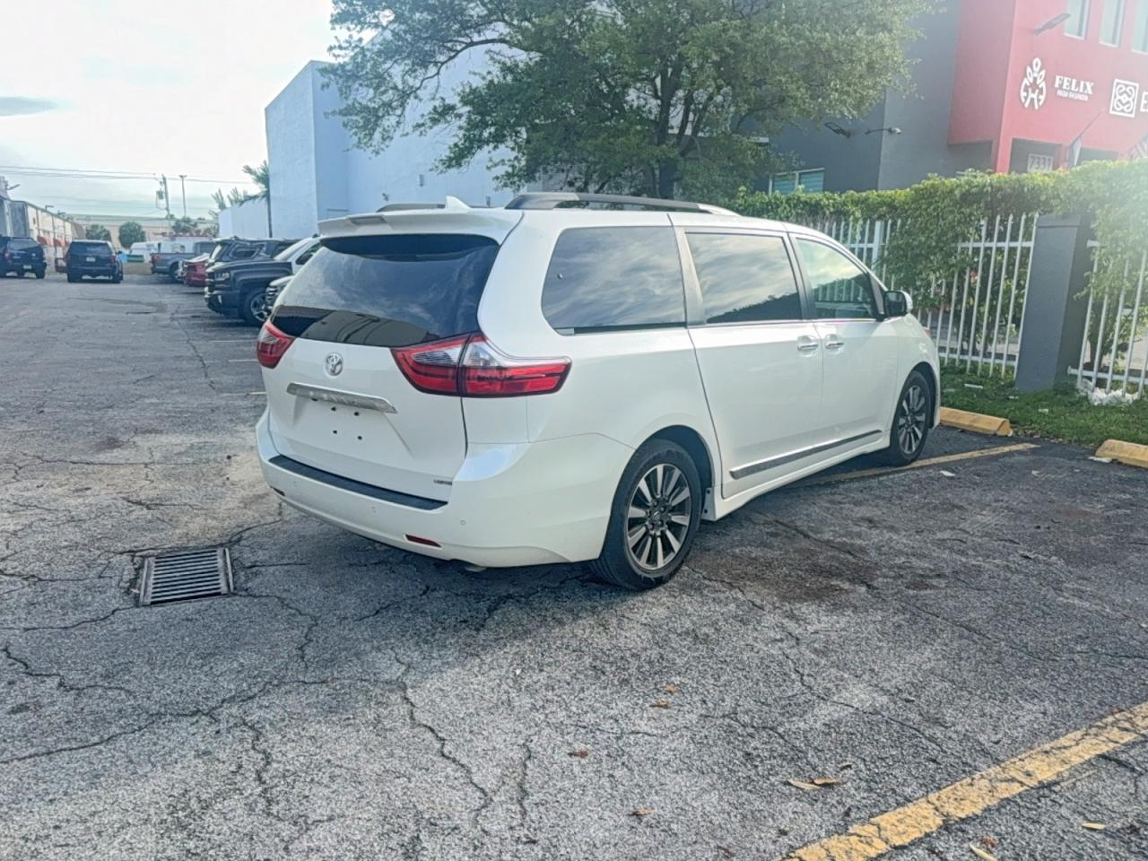 2020 Toyota Sienna Limited Premium 7-Passenger - Image 4