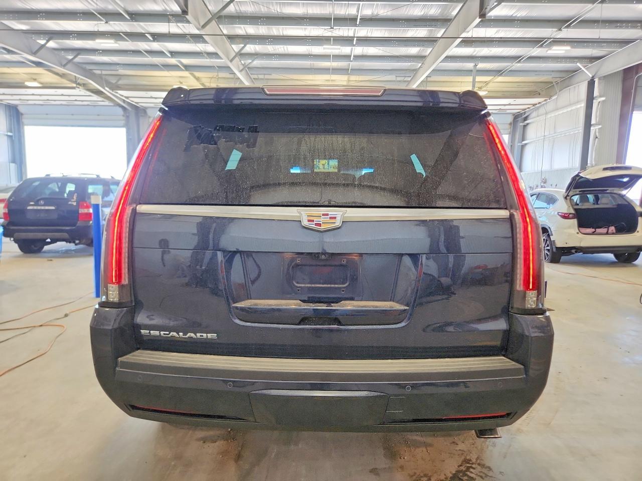 2017 Cadillac Escalade Luxury - Image 6
