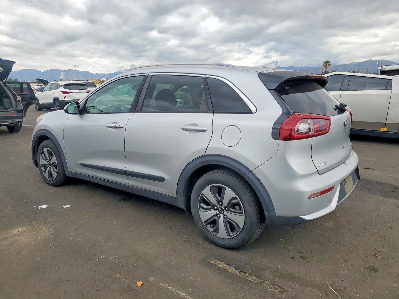 2017 Kia Niro Lx - Фото 2