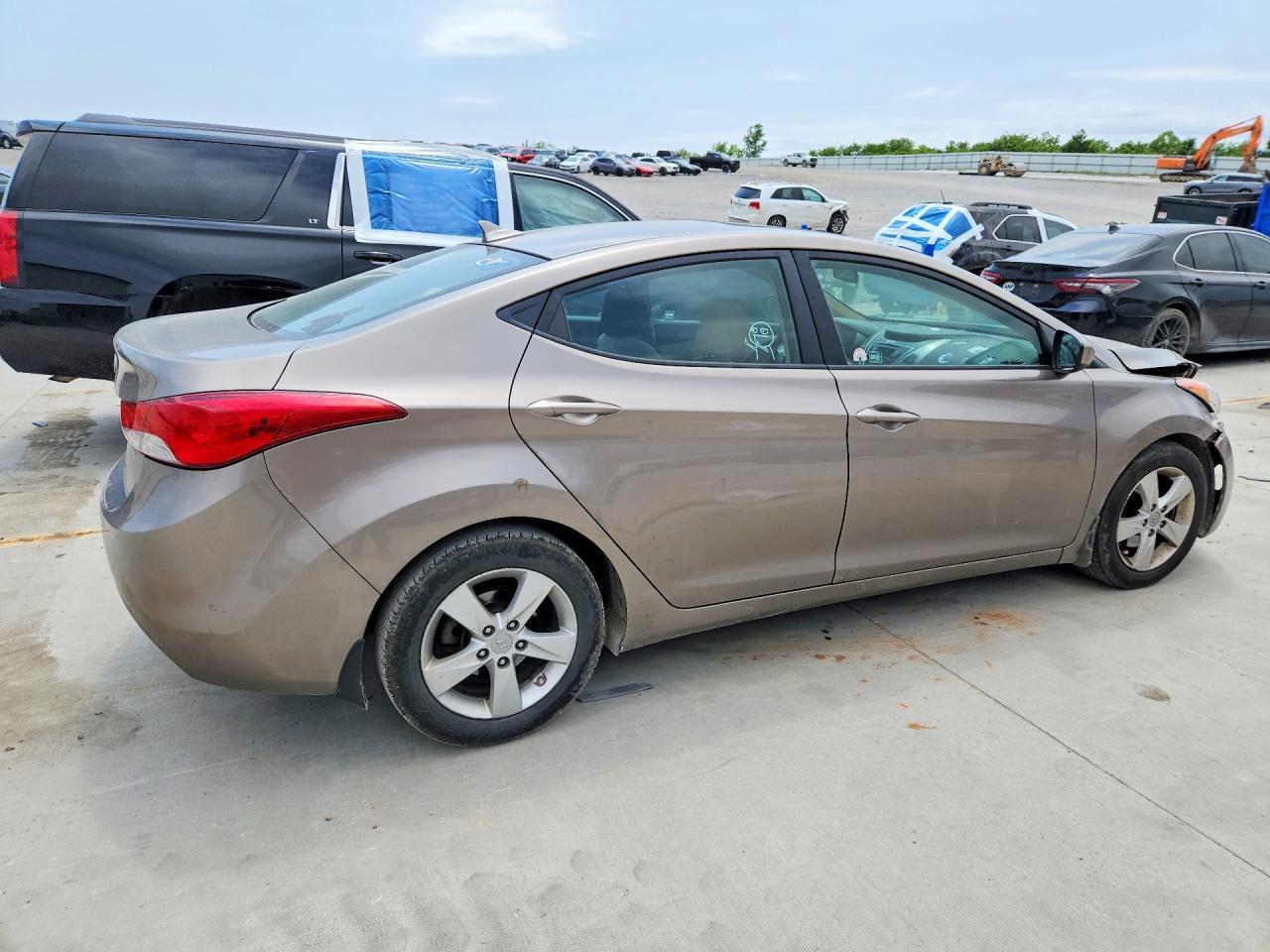 2013 Hyundai Elantra - Фото 3