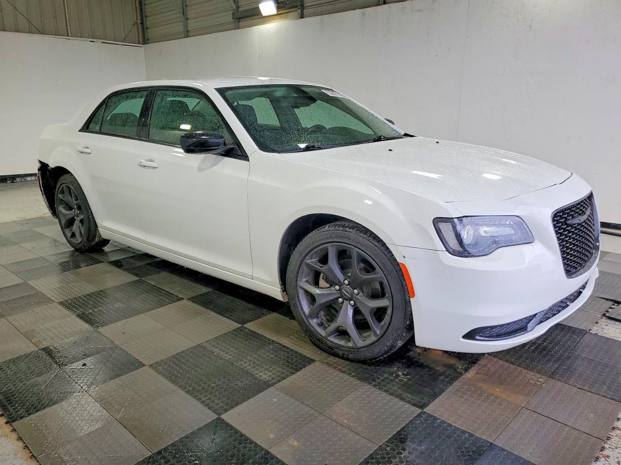 2021 Chrysler 300 Touring - Image 4