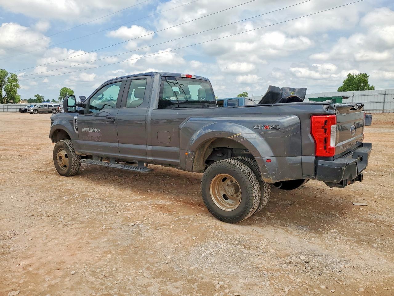 2017 Ford F350 Super Duty - Фото 2