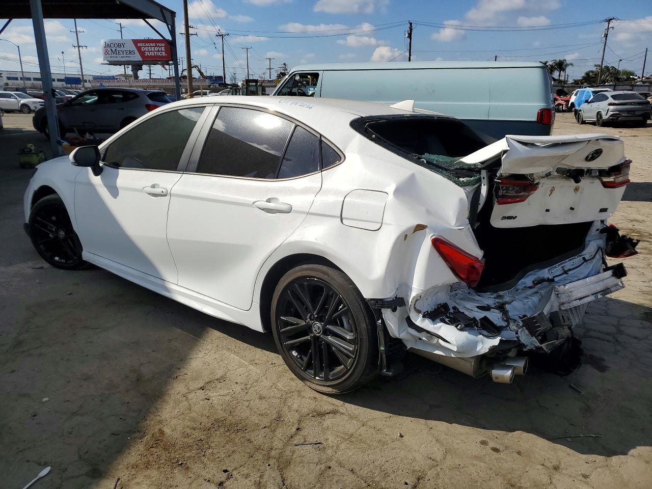 2025 Toyota Camry Se - Фото 2