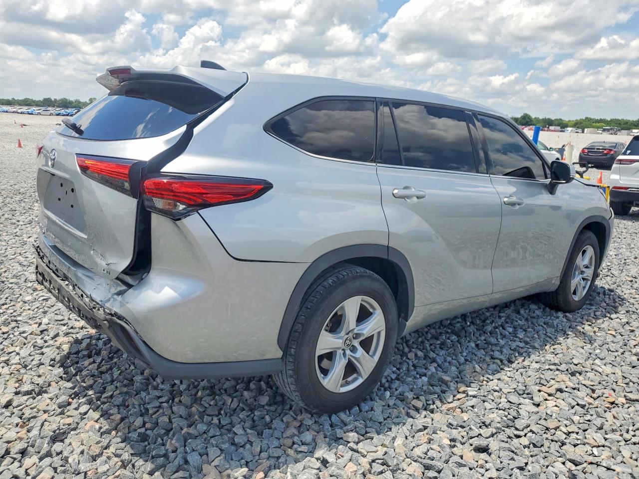2022 Toyota Highlander Le - Image 3