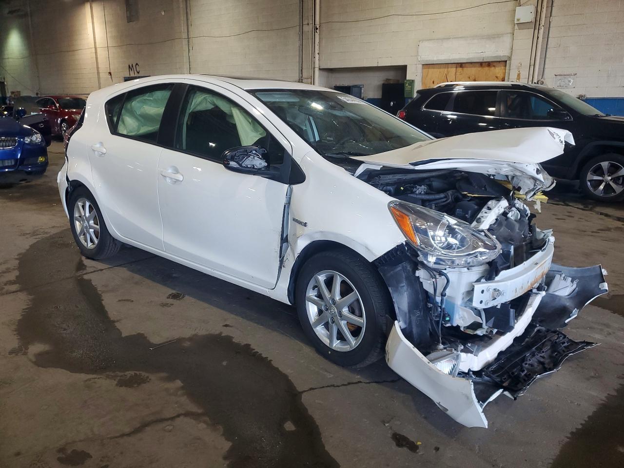 2016 Toyota Prius C Three - Фото 4