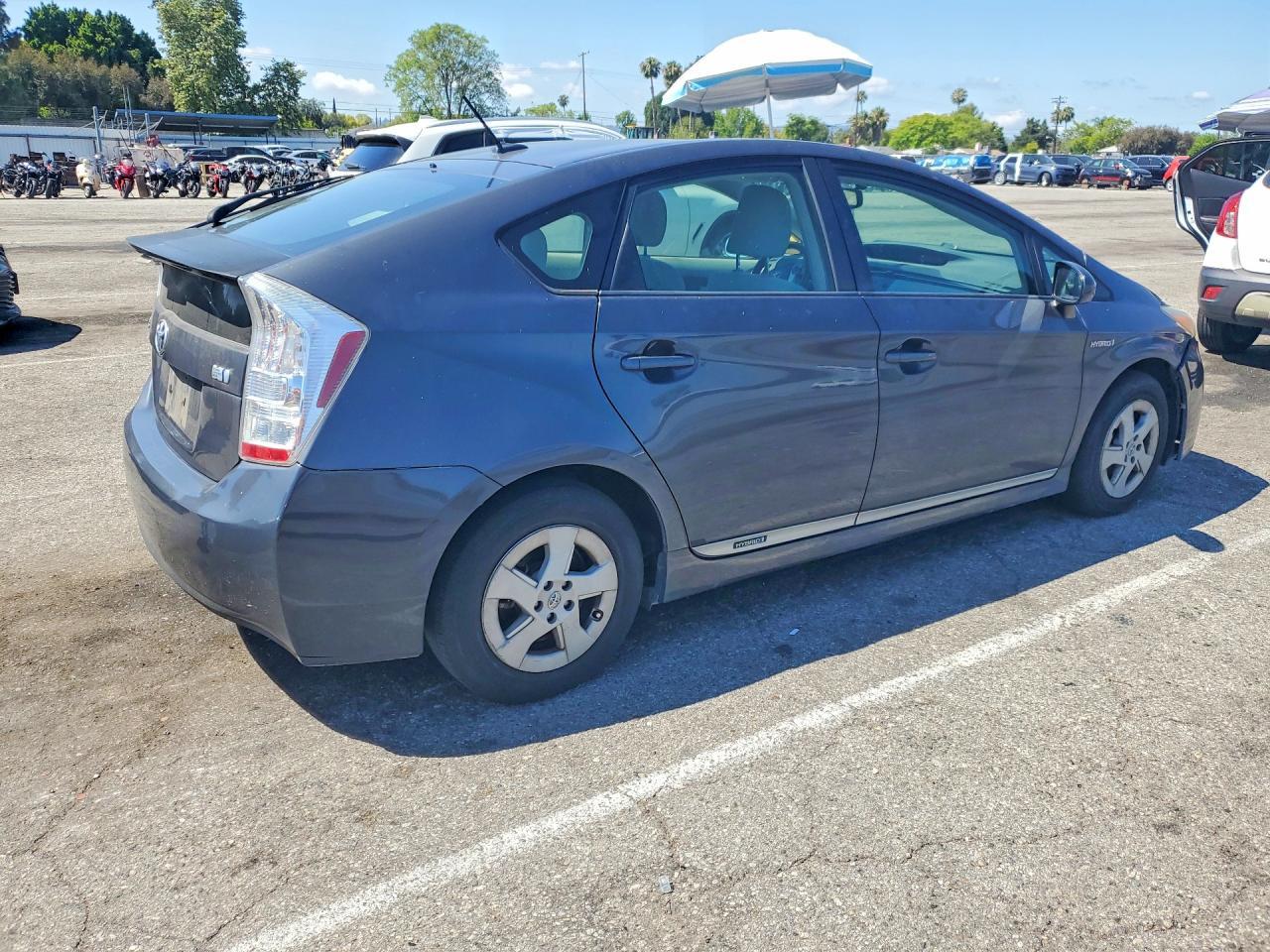 2011 Toyota Prius Two - Фото 3