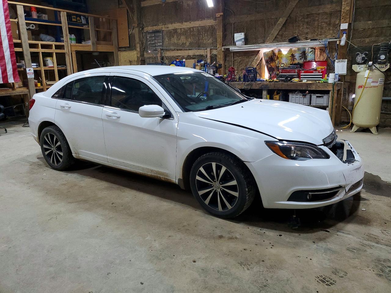 2014 Chrysler 200 Touring - Image 4