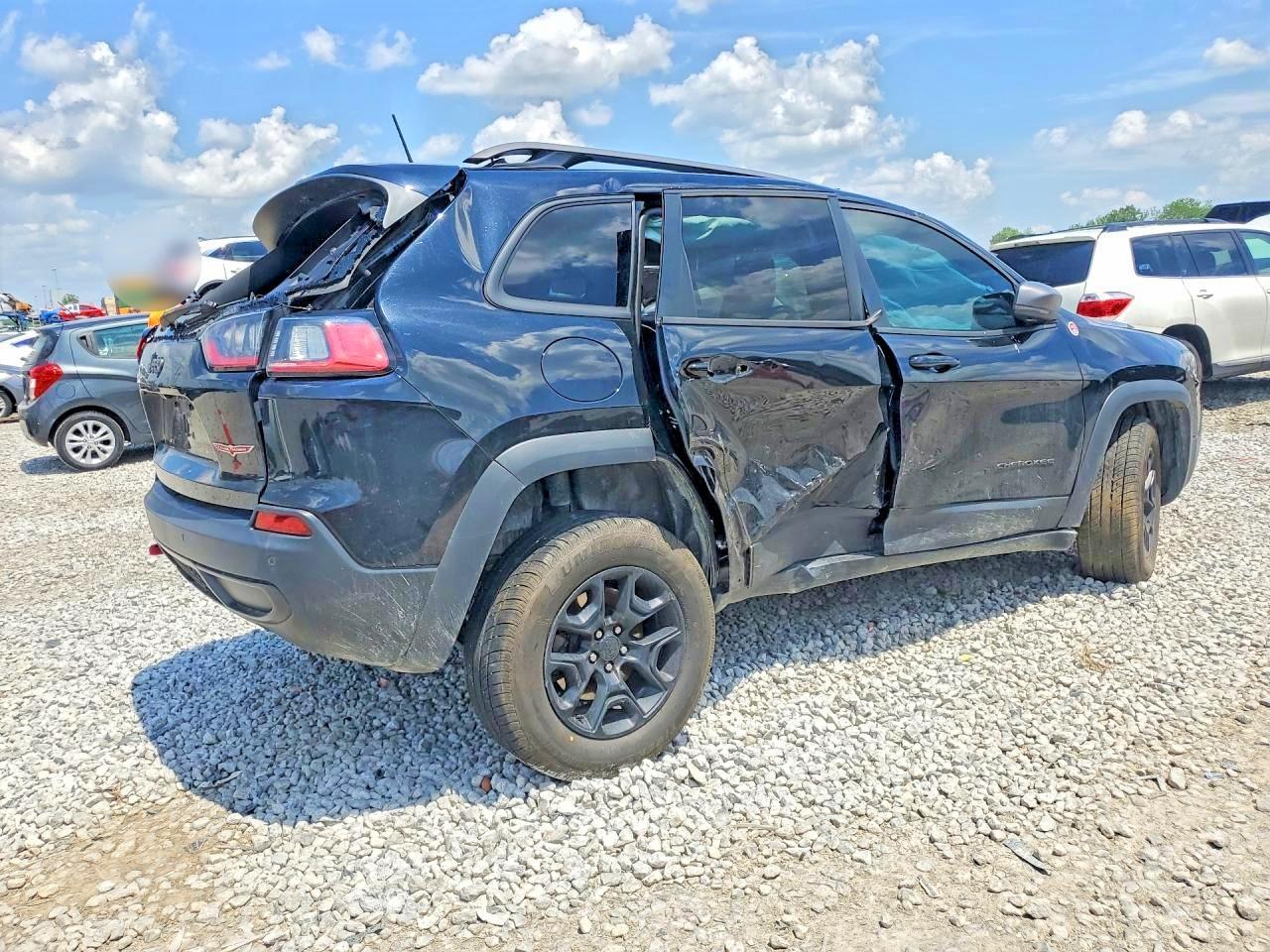 2019 Jeep Cherokee Trailhawk - Image 3