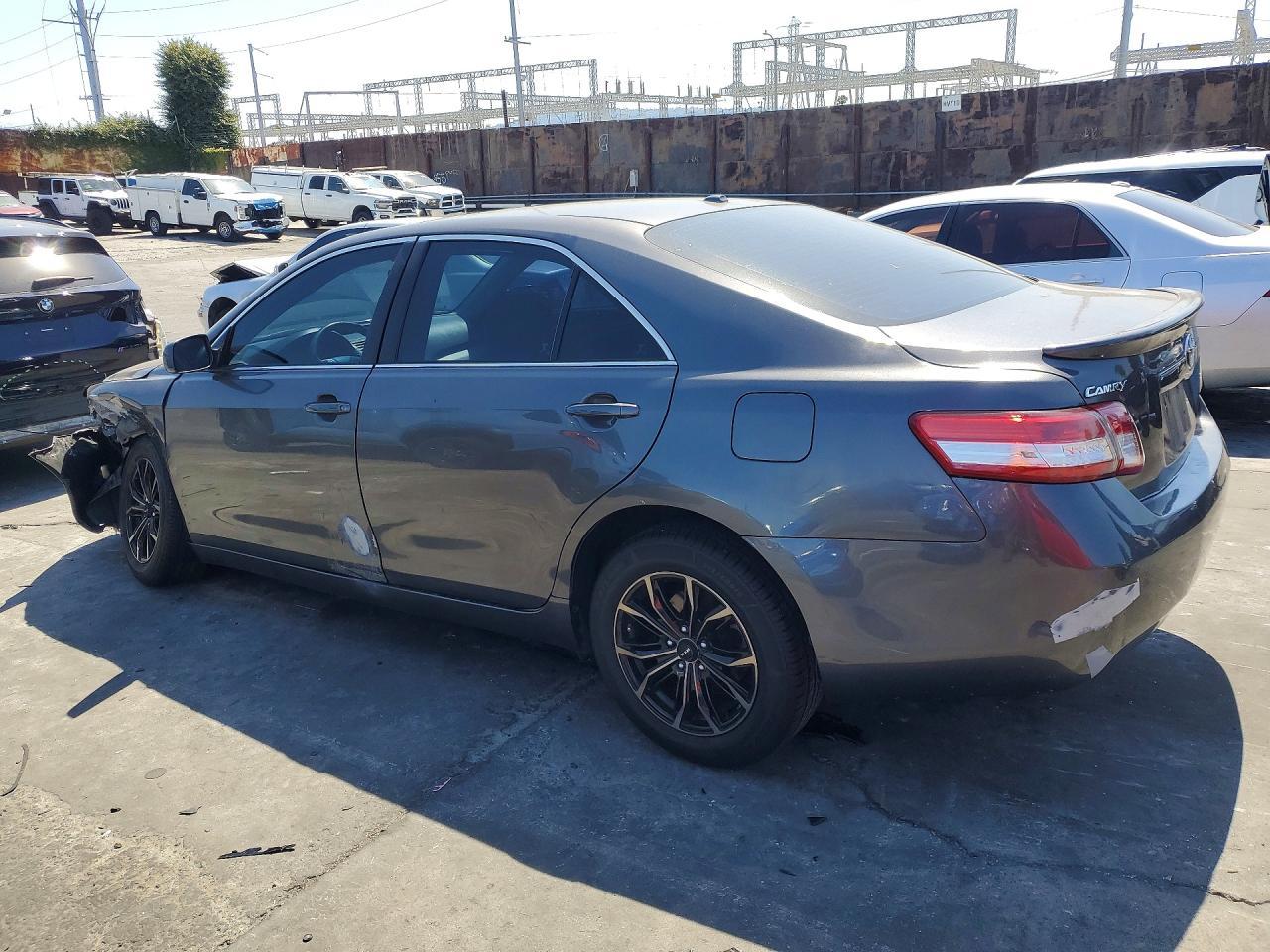2011 Toyota Camry Le - Фото 2