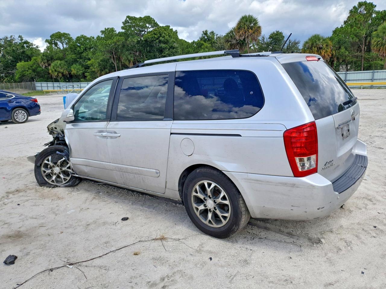 2014 Kia Sedona Lx - Image 2