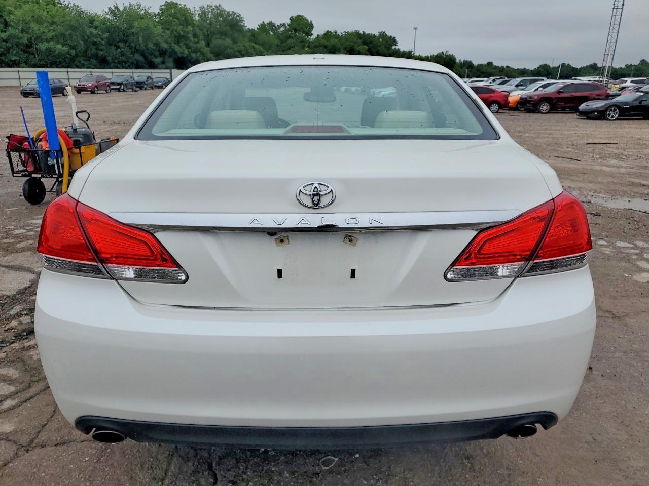 2011 Toyota Avalon Limited - Image 6