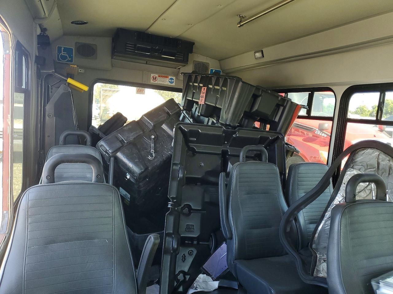 2013 Ford Econoline E350 Super Duty Cutaway Van - Фото 6