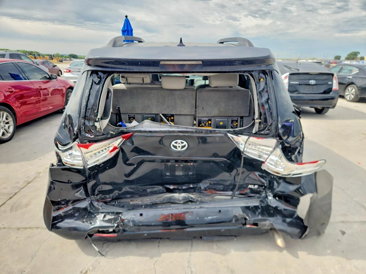 2011 Toyota Sienna Xle 8-Passenger - Фото 6