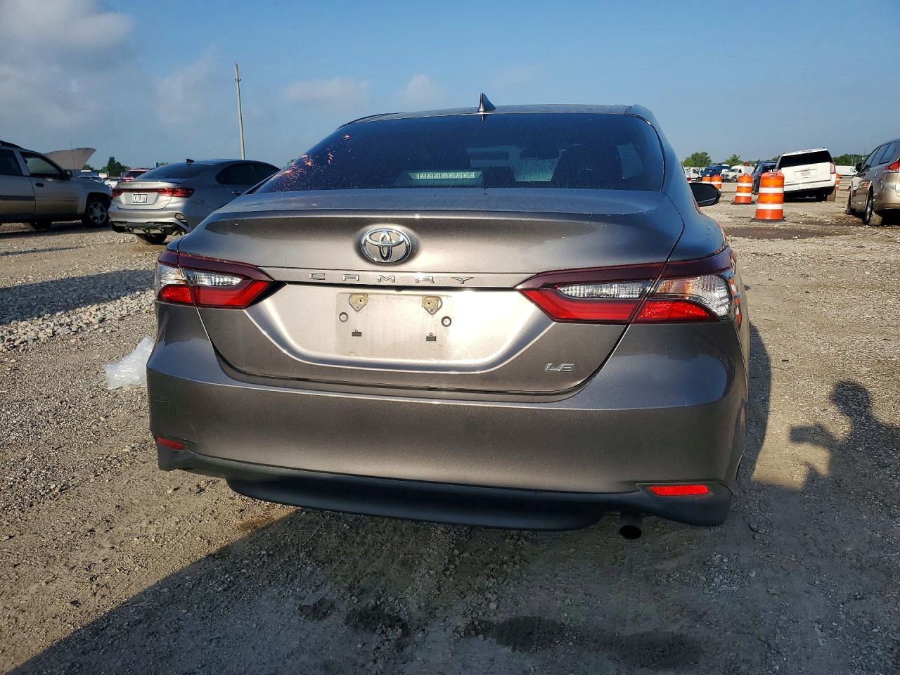 2021 Toyota Camry Le - Фото 6
