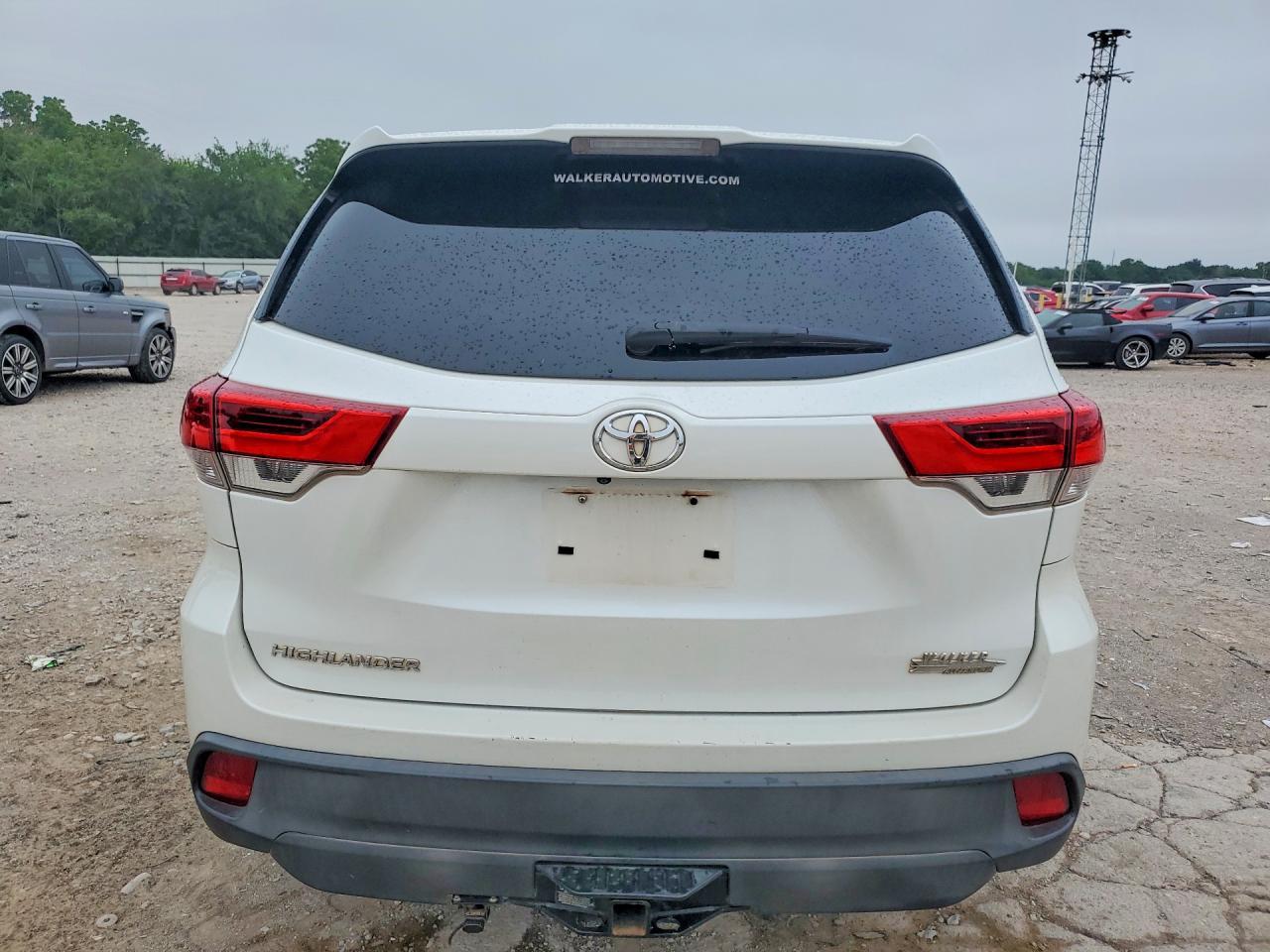 2017 Toyota Highlander Le - Image 6