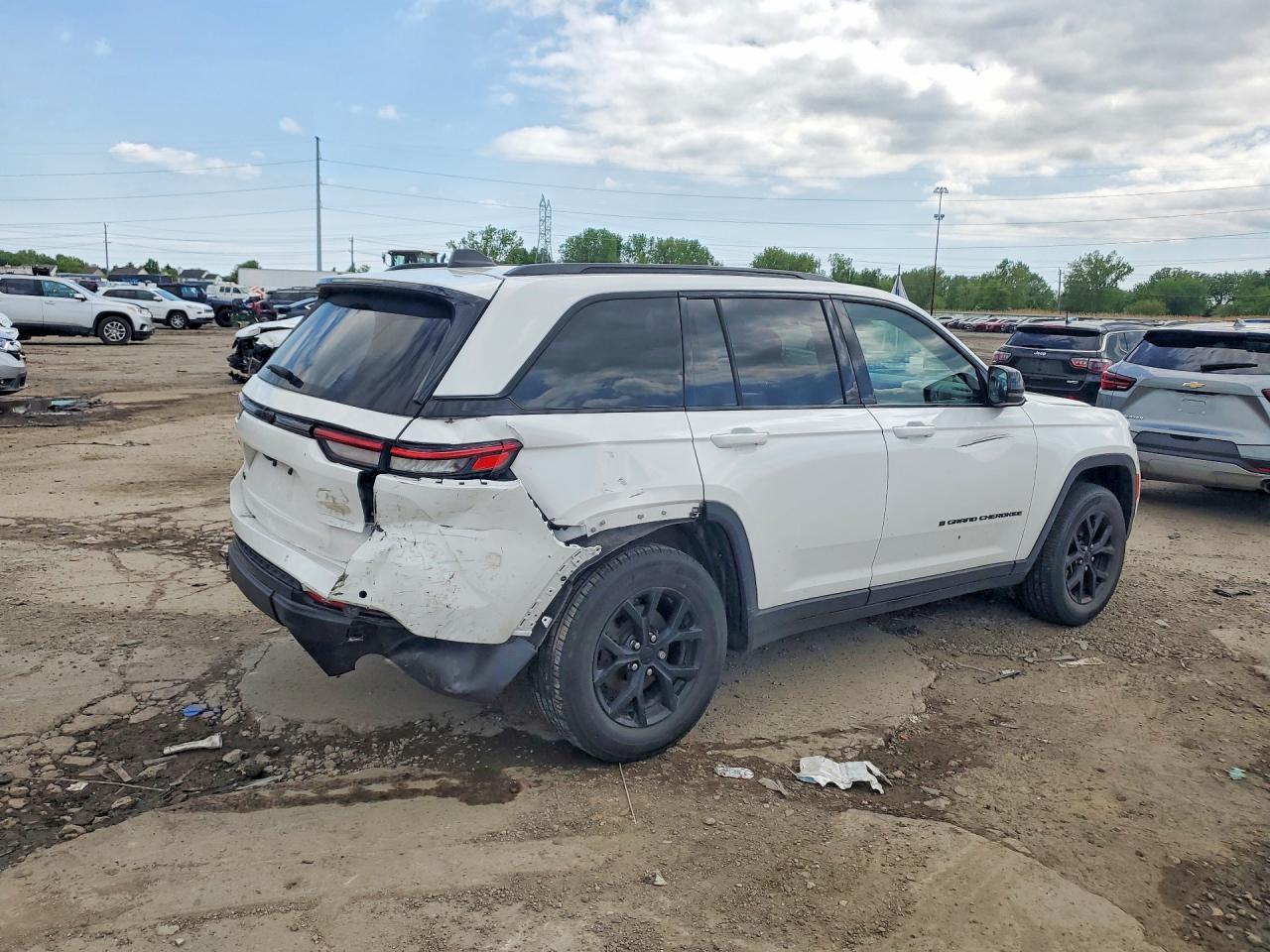 2024 Jeep Grand Cherokee Laredo - Image 3