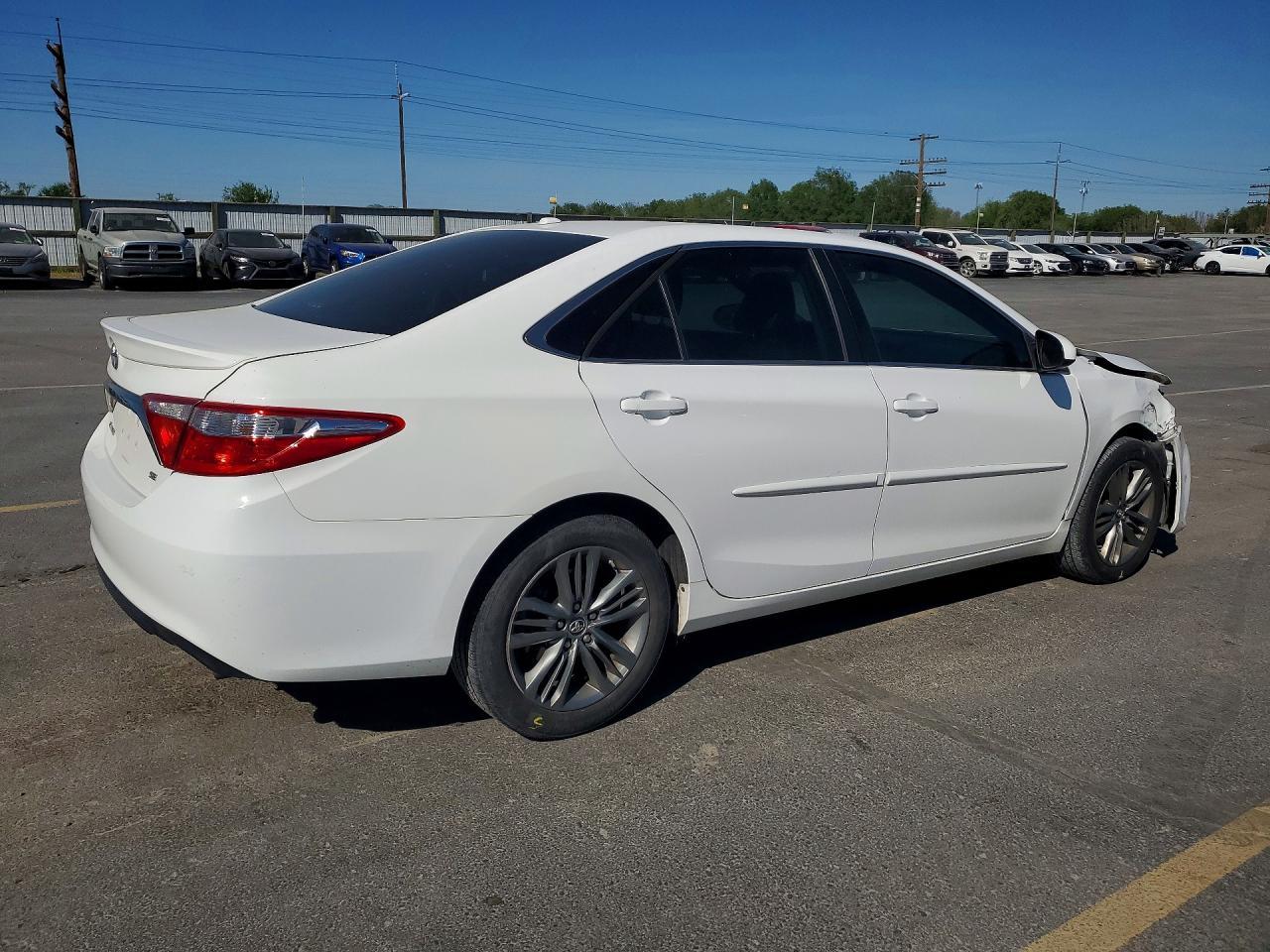 2016 Toyota Camry Se - Фото 3