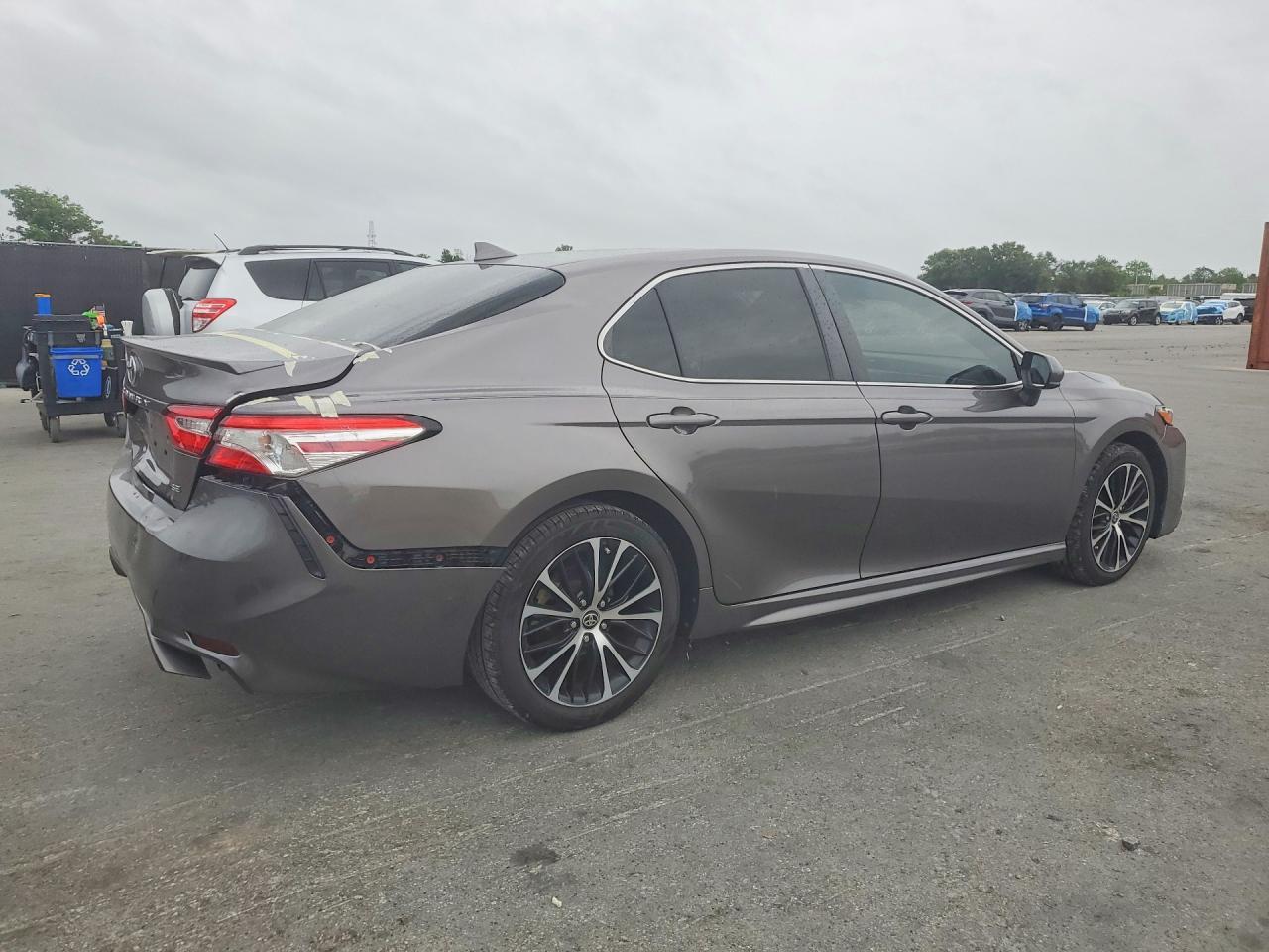 2020 Toyota Camry Se - Фото 3