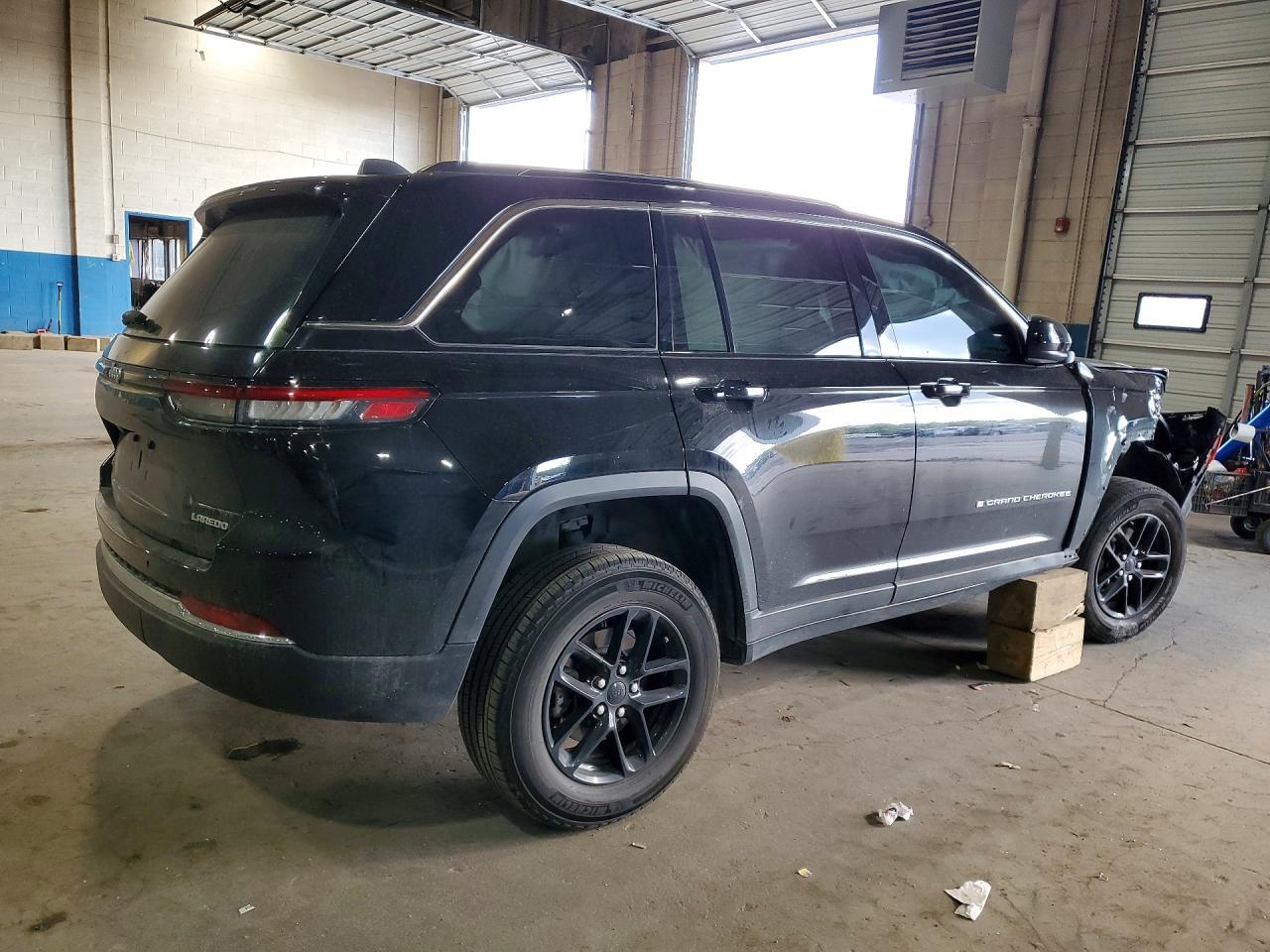 2024 Jeep Grand Cherokee Laredo/Altitude - Image 3