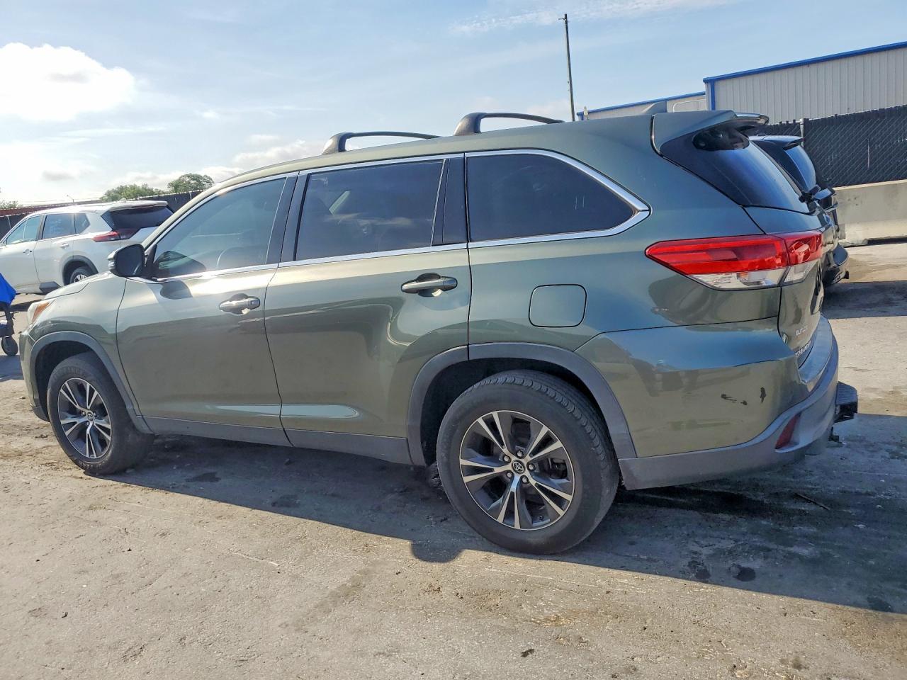 2019 Toyota Highlander Le Plus - Image 2