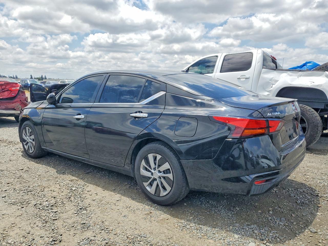 2020 Nissan Altima S - Фото 2