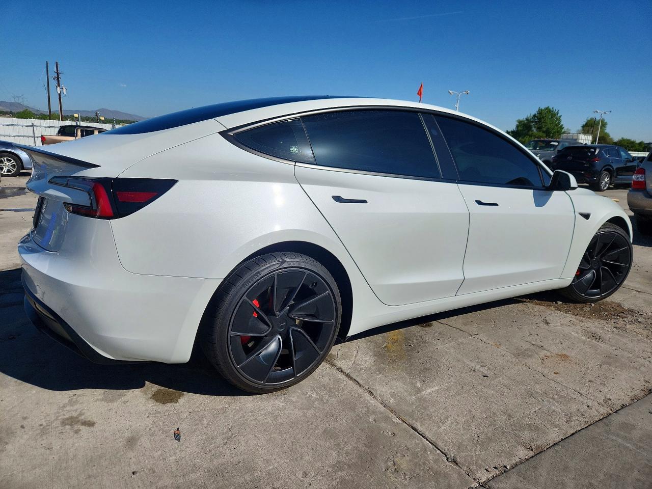 2025 Tesla Model 3 - Фото 3
