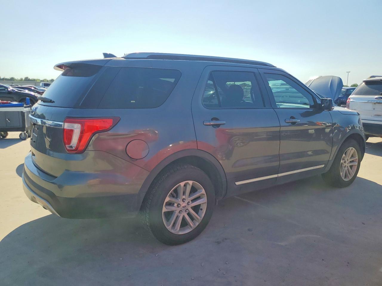 2017 Ford Explorer Xlt - Фото 3