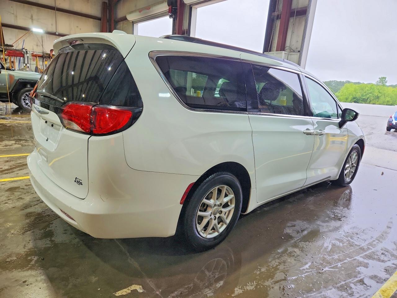 2020 Chrysler Voyager Lxi - Фото 3