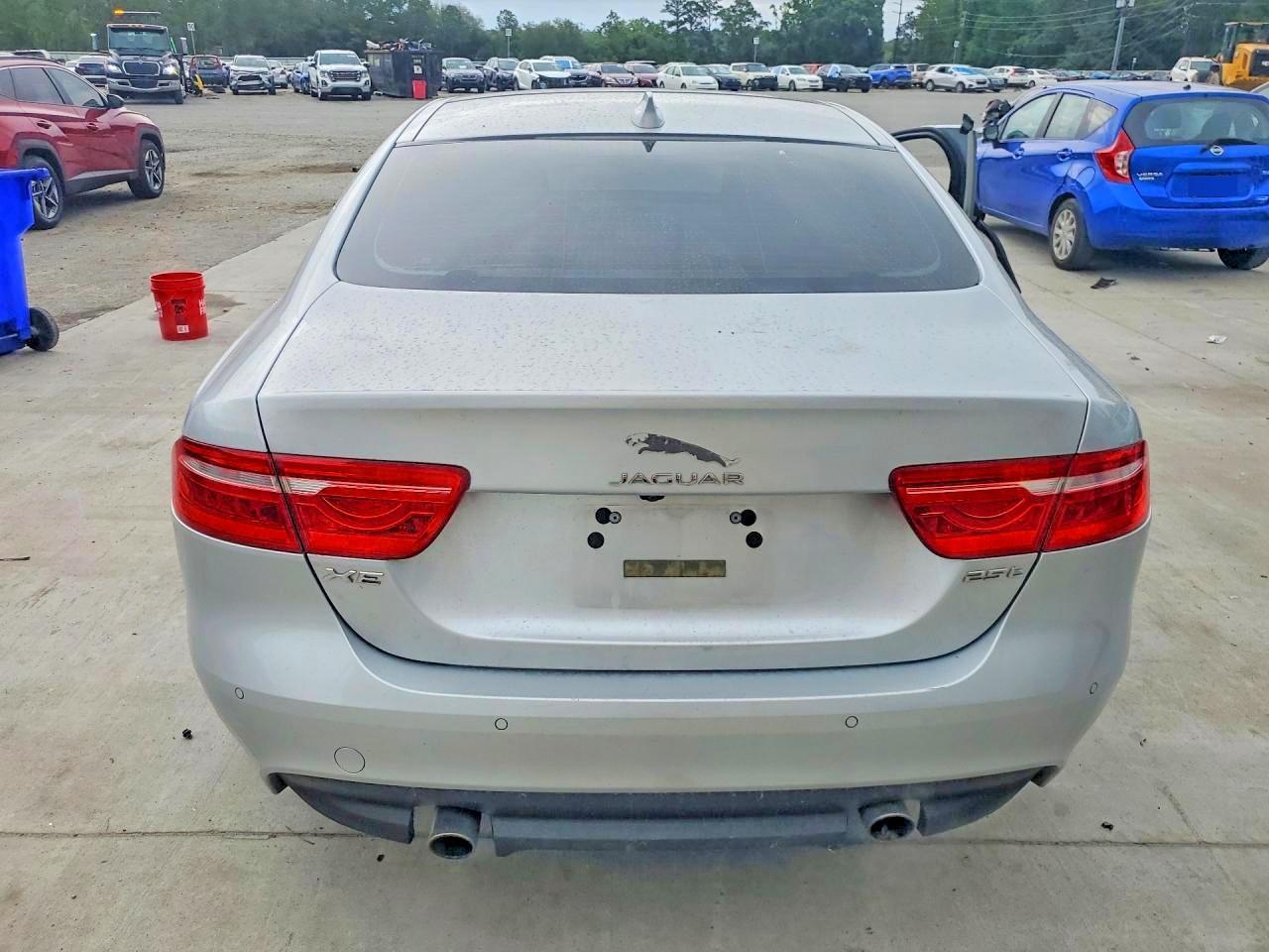 2017 Jaguar Xe Premium - Image 6