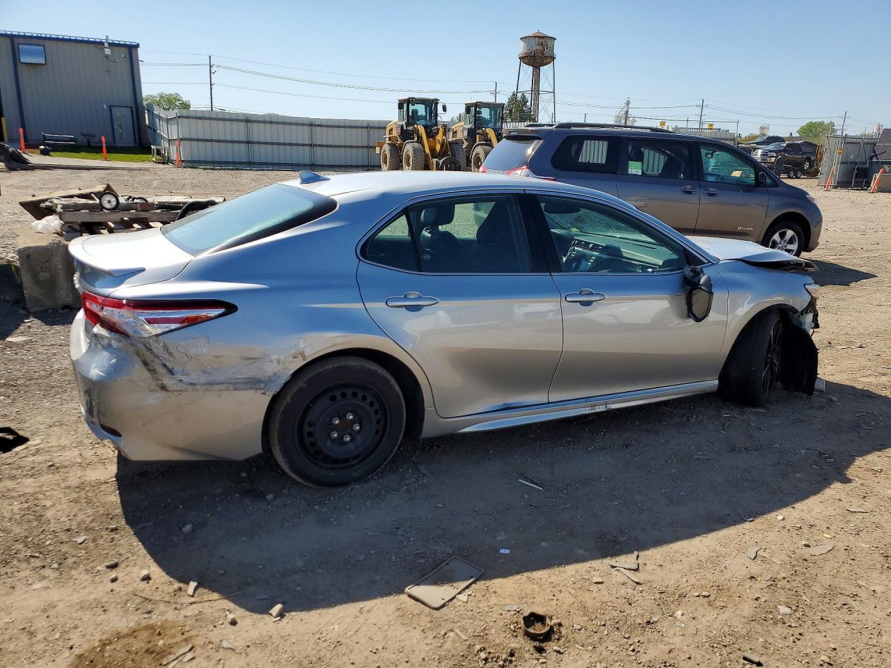 2020 Toyota Camry Xse - Фото 3