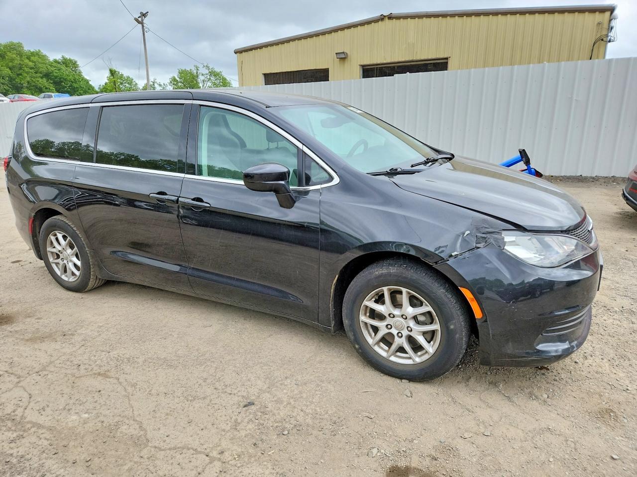 2017 Chrysler Pacifica Touring - Image 4