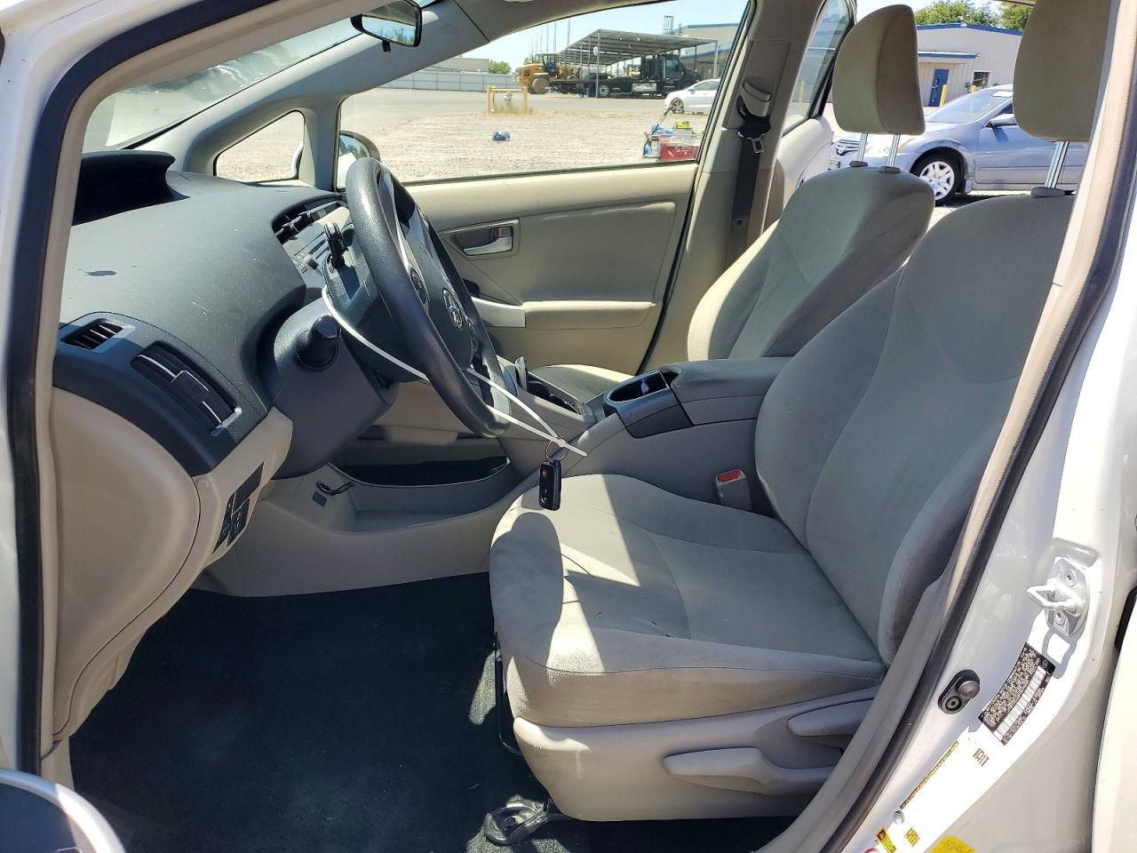 2015 Toyota Prius Two - Фото 7