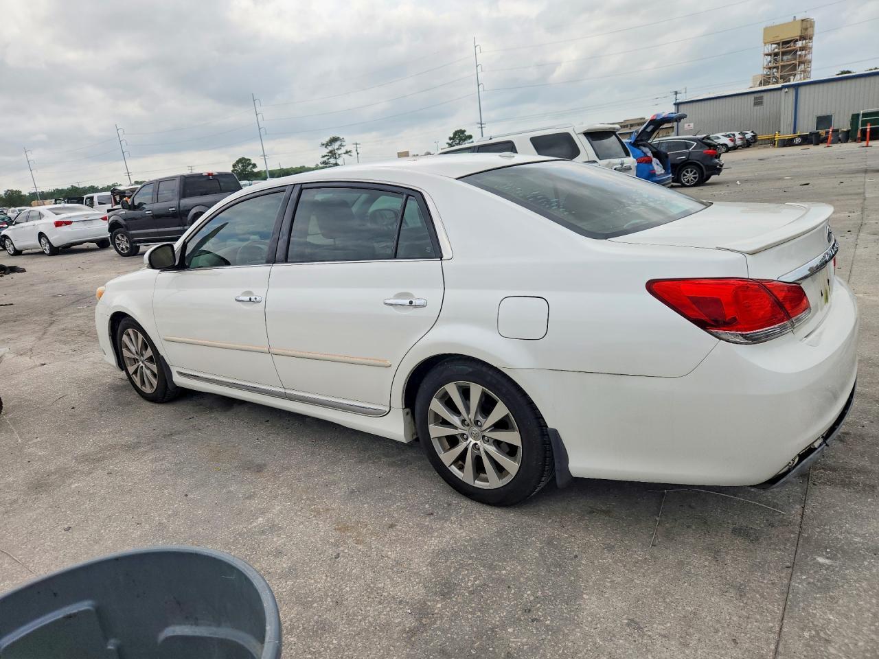 2011 Toyota Avalon Limited - Фото 2