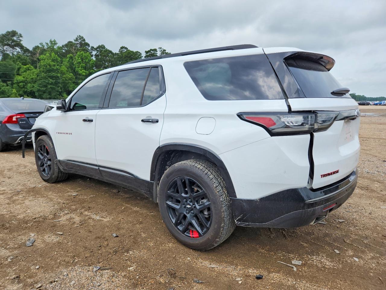 2021 Chevrolet Traverse Premier - Фото 2