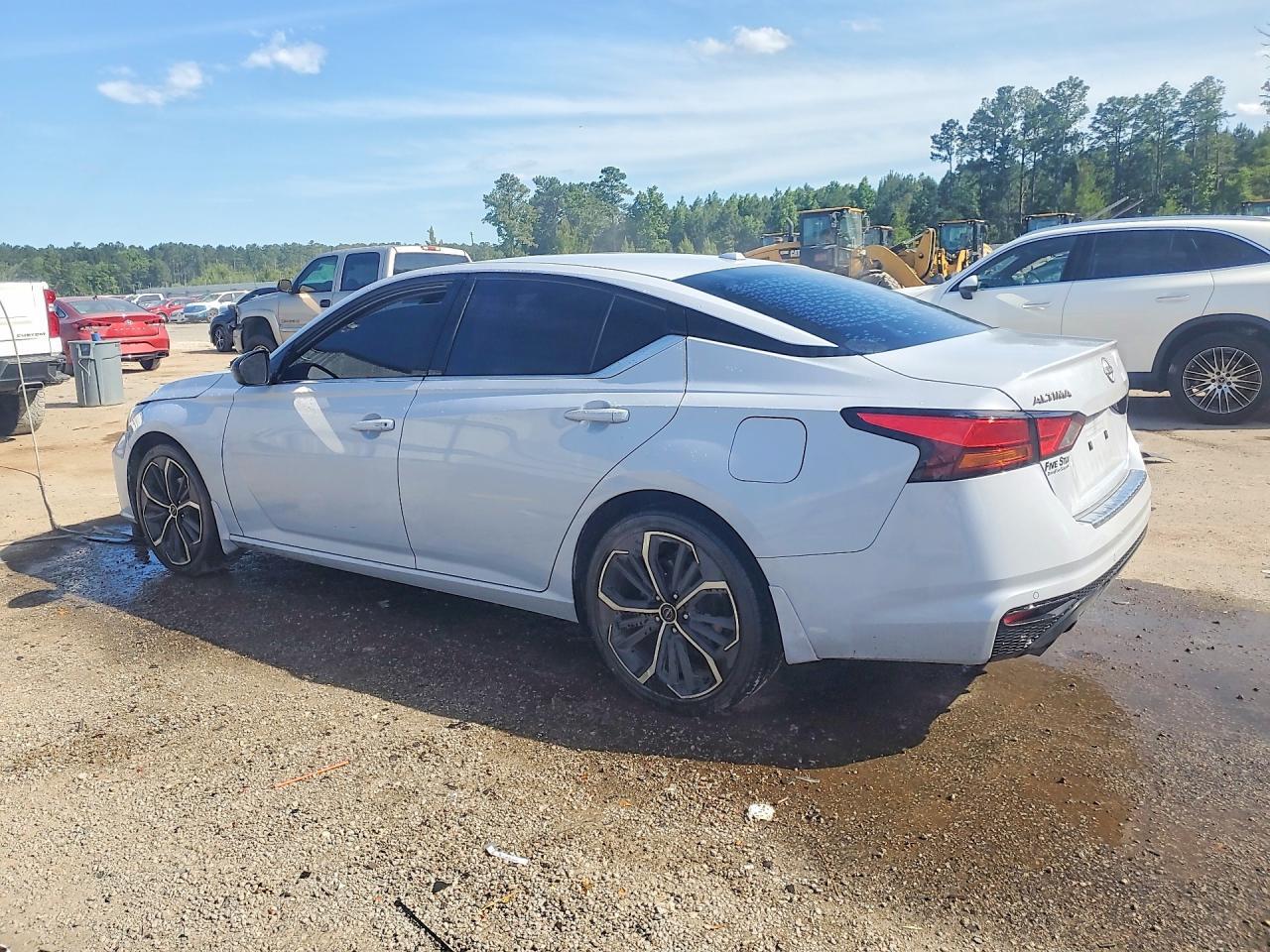 2023 Nissan Altima Sr - Фото 2