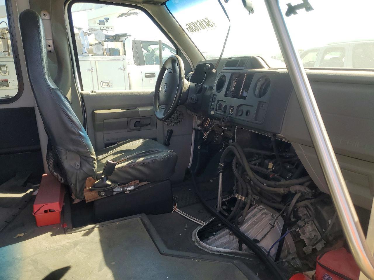 2013 Ford Econoline E350 Super Duty Cutaway Van - Фото 5