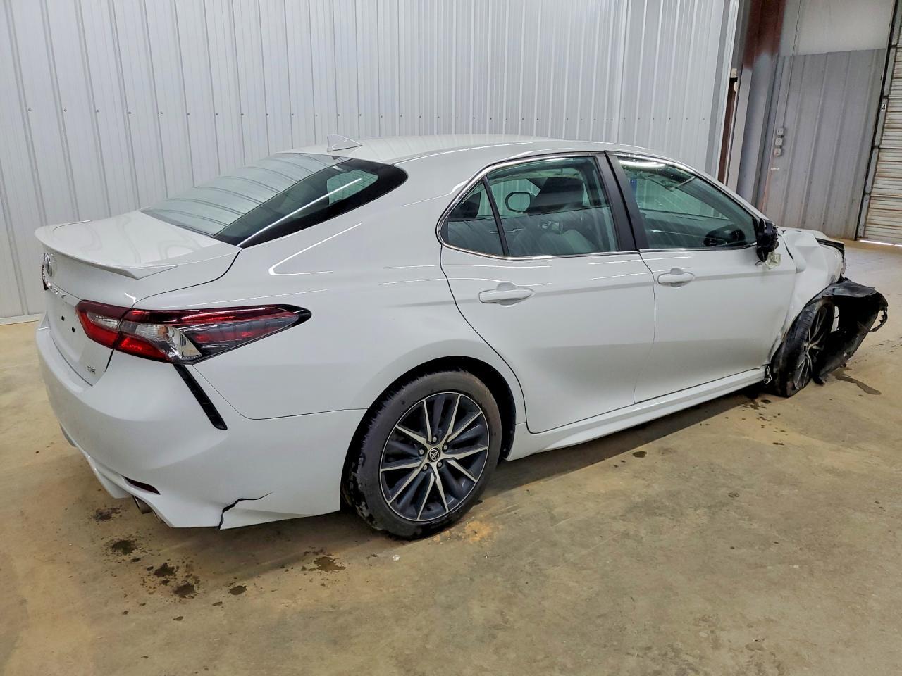 2022 Toyota Camry Se - Фото 3
