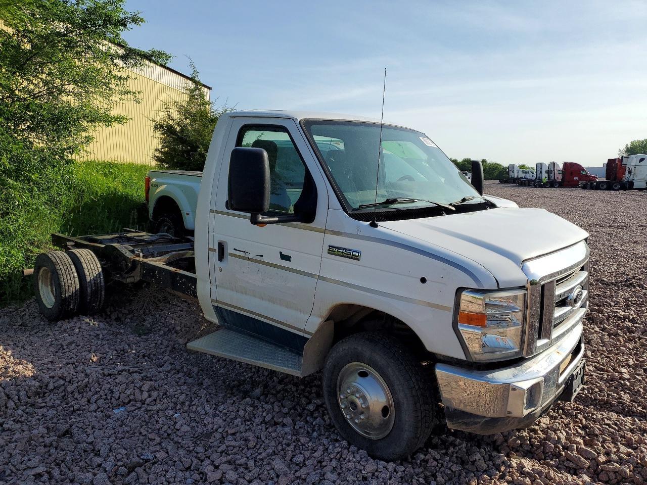2015 Ford Econoline E450 Super Duty Cutaway Van - Image 4