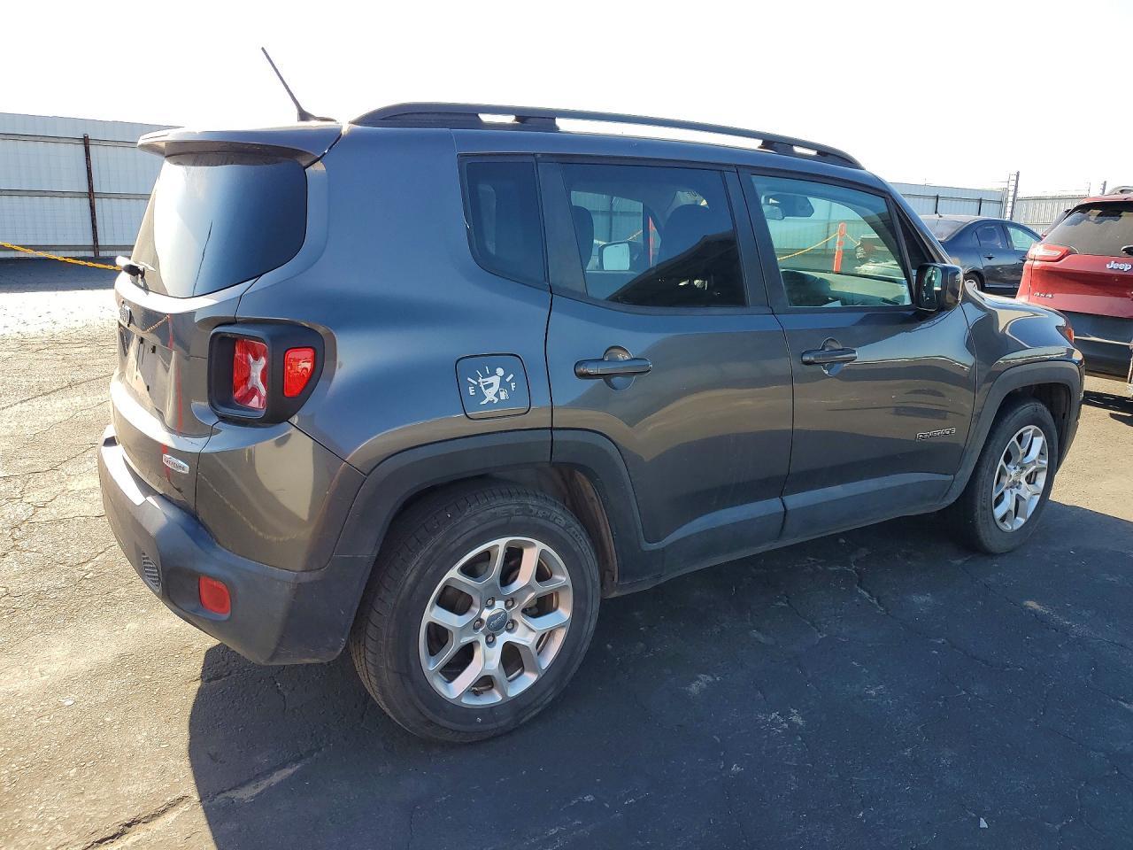2017 Jeep Renegade Latitude - Image 3
