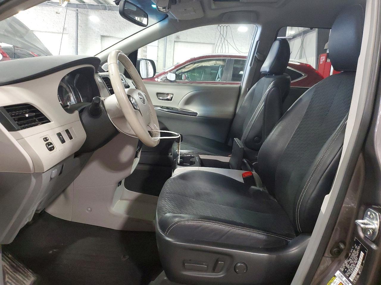 2014 Toyota Sienna Sport - Фото 7
