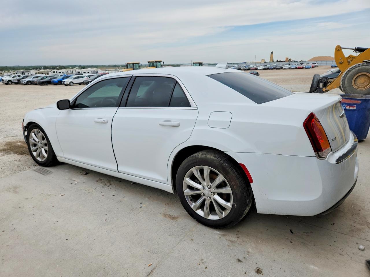 2017 Chrysler 300 Limited - Фото 2