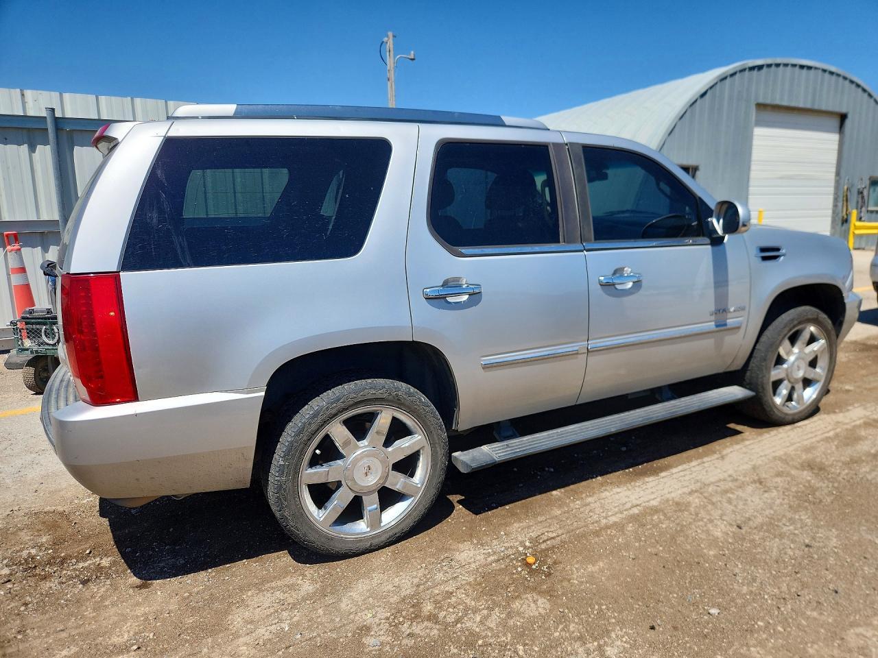 2010 Cadillac Escalade Premium - Image 3