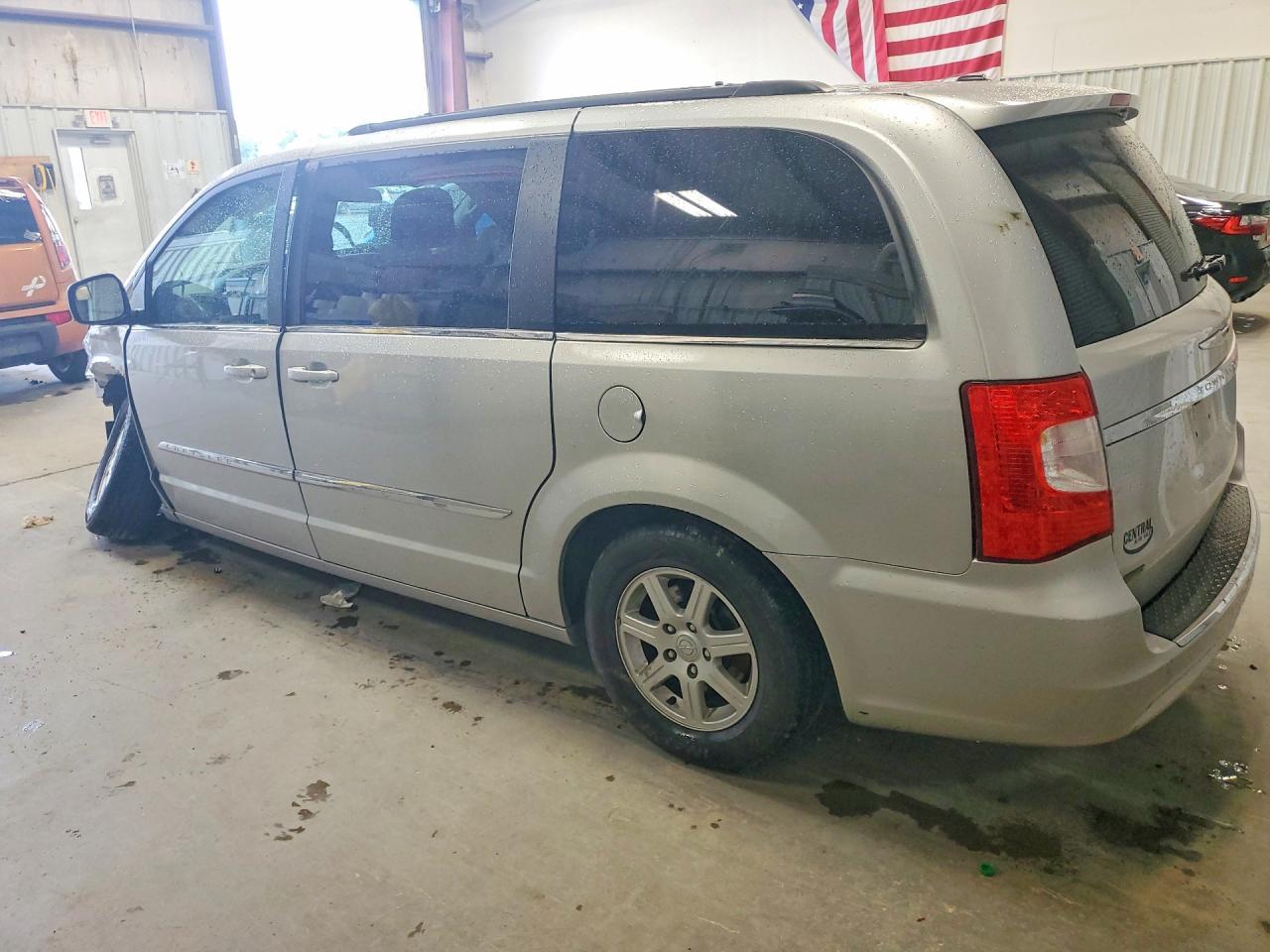 2011 Chrysler Town & Country - Фото 2