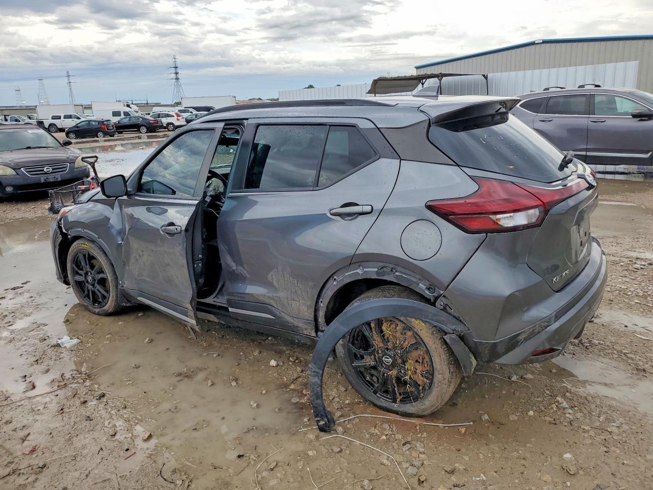 2021 Nissan Kicks Sr - Image 2