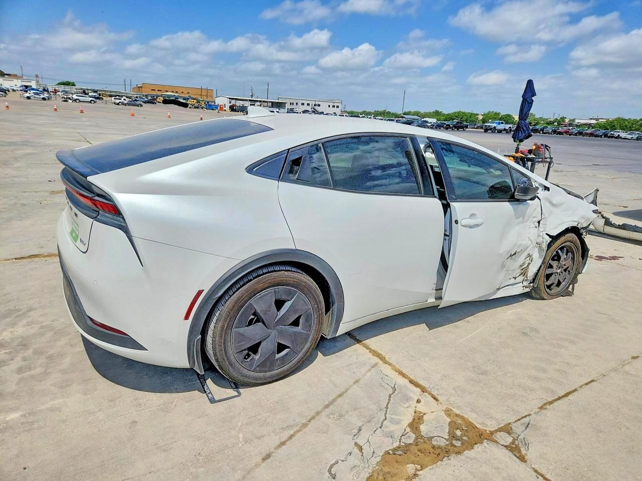 2025 Toyota Prius Le - Фото 3