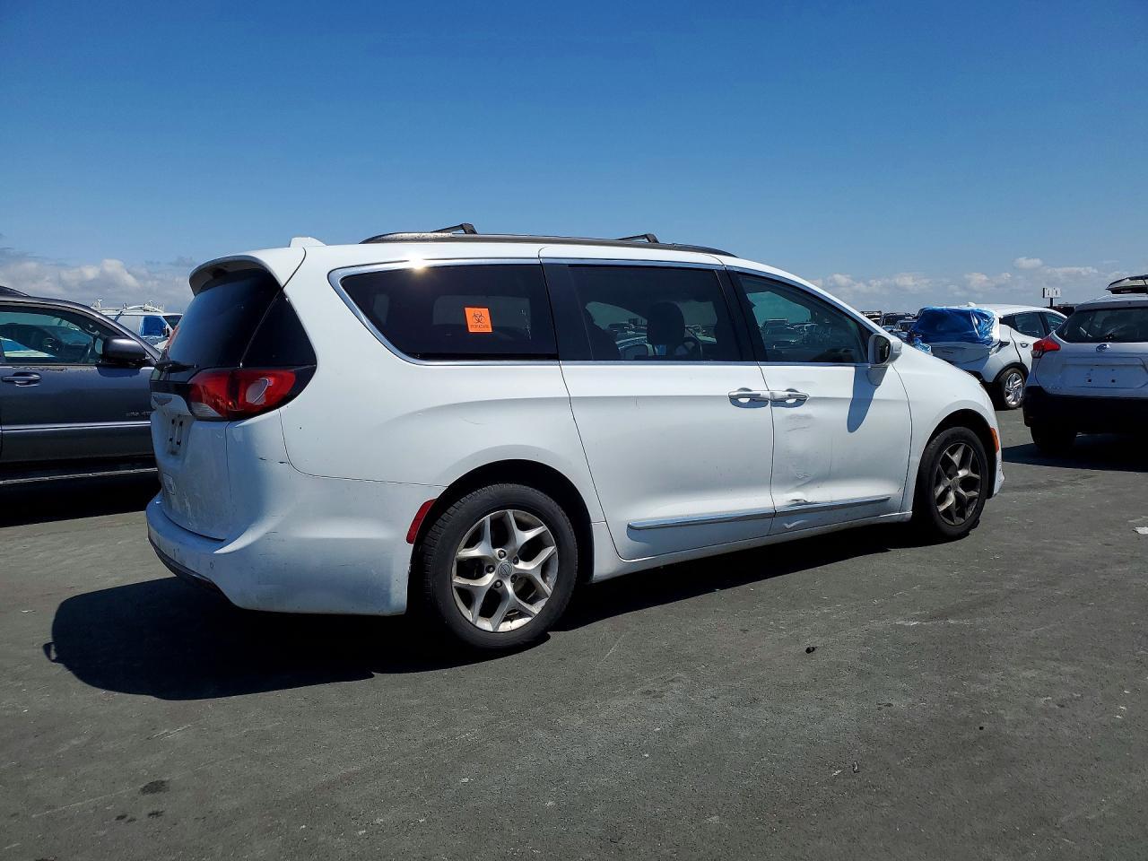 2017 Chrysler Pacifica Touring L - Фото 3