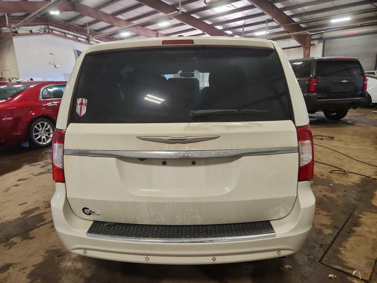 2013 Chrysler Town & Country Touring L - Image 6